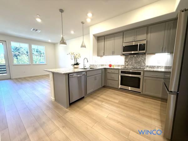 3BR/3BA Townhouse on Norbridge Ave · Hayward
