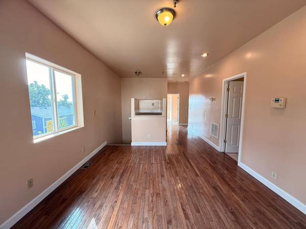 4BR/2BA Single Family House · Oakland photo 2