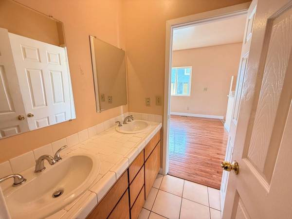 4BR/2BA Single Family House · Oakland photo 5