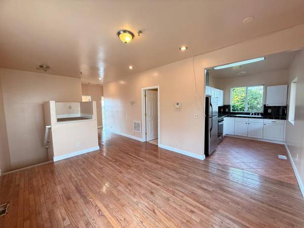4BR/2BA Single Family House · Oakland photo 3