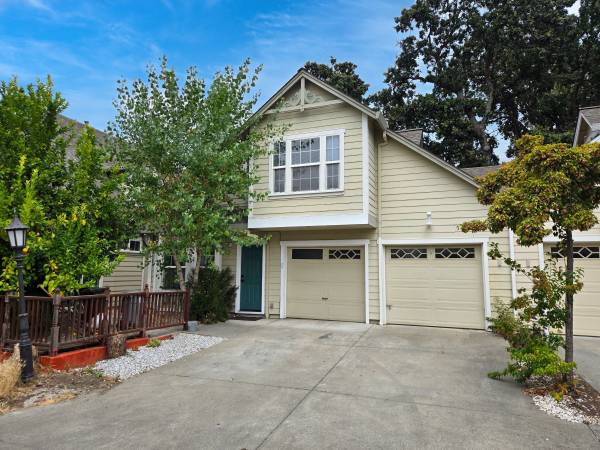 2BR/1BA Townhouse on Hickory Street · Santa Rosa