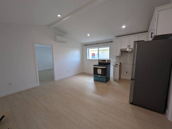 2BR/2BA Duplex · San Mateo photo 2