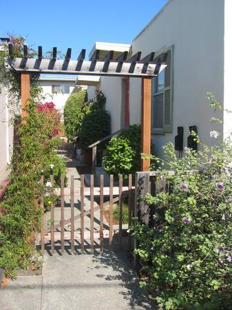 2BR/1BA Duplex · Albany