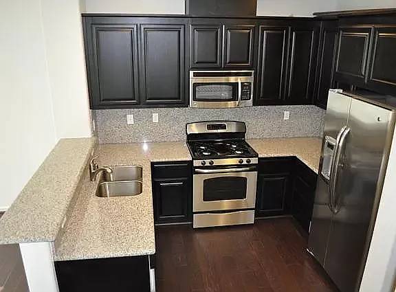 3BR/3BA Townhouse · Hayward photo 3