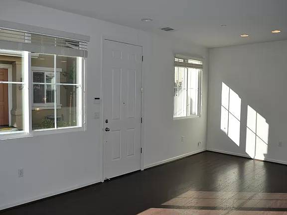 3BR/3BA Townhouse · Hayward photo 5