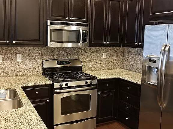 3BR/3BA Townhouse · Hayward photo 2