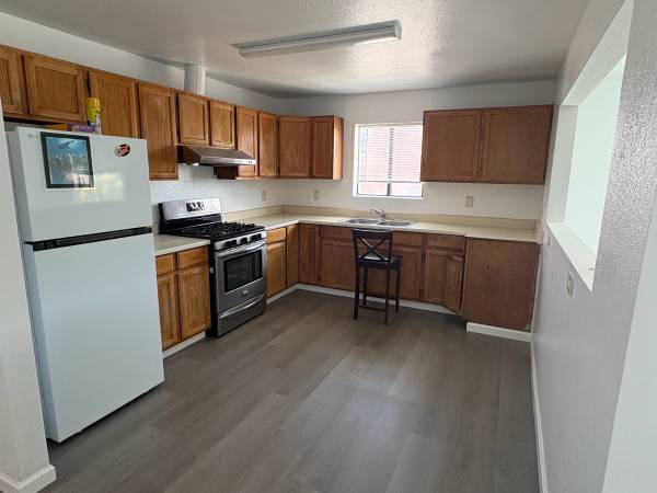 3BR/1BA Apartment · Oakland photo 2
