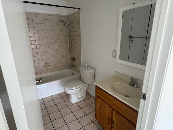 3BR/1BA Apartment · Oakland photo 3