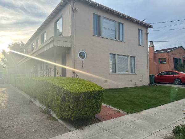 3BR/1BA Apartment on California Street Berkeley Ca 94703 · Berkeley