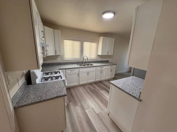 2BR/2BA Single Family House · Oakland photo 4