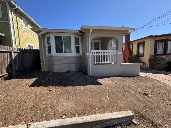 2BR/2BA Single Family House · Oakland