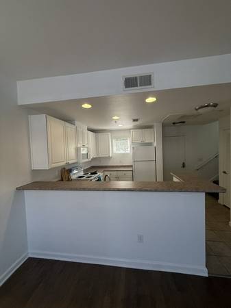 2BR/2BA Townhouse · Gilroy photo 4