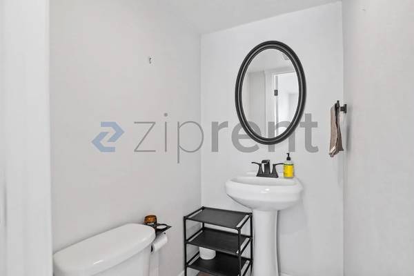 3BR/3BA Single Family House · Oakland photo 4