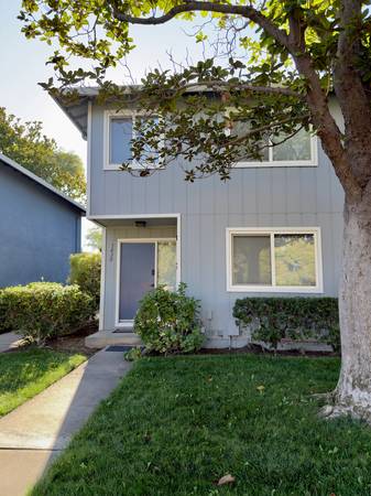 3BR/3BA Townhouse on Newhall Pkwy · Concord