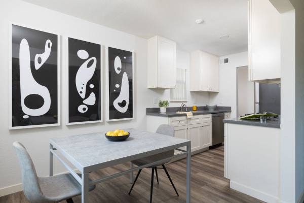 2BR/1BA Apartment · Santa Rosa photo 2