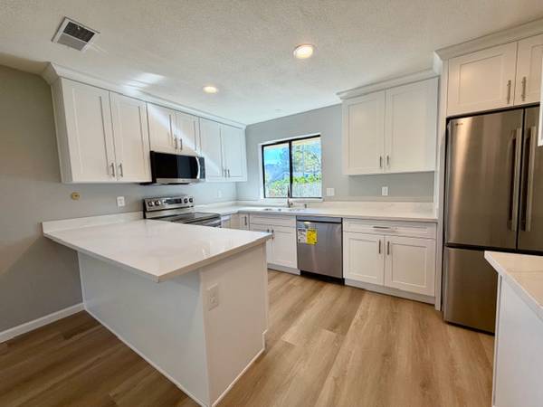 Duplexs on Oakmont Dr · Kenwood photo 4