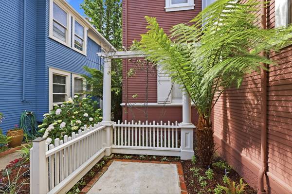 1BR/1BA Duplex on Lincoln Apt.3 · Santa Cruz photo 3