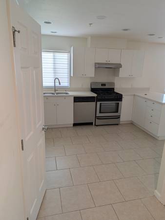 2BR/2BA Townhouse · Millbrae photo 2