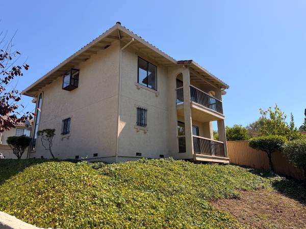 3BR/3BA Townhouse · Hayward photo 2
