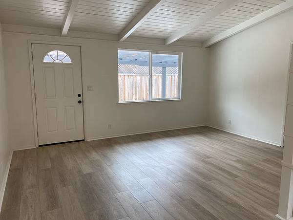 2BR/1BA Duplex on 1st St West · El Verano photo 3