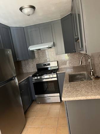 4BR/2BA Apartment · Oakland photo 2