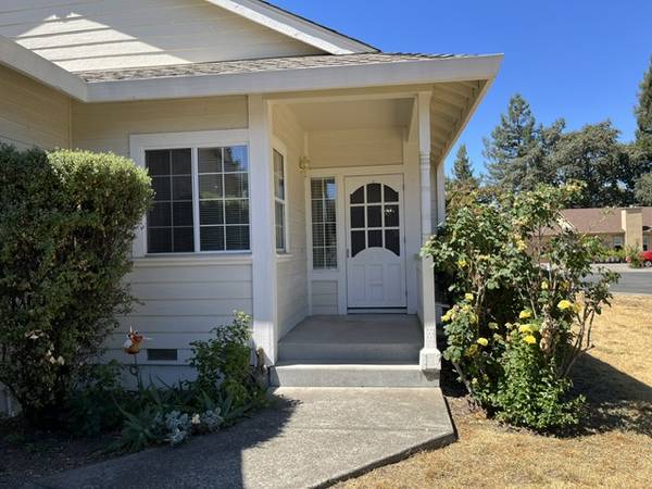 3BR/2BA Single Family House on School Street · Healdsburg photo 2