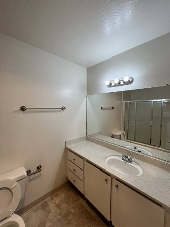 2BR/1BA Apartment on Richmond Drive · Millbrae photo 5