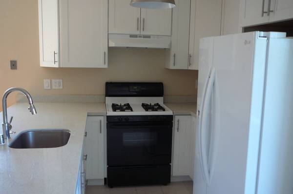 3BR/2BA Single Family House · Redwood City photo 3