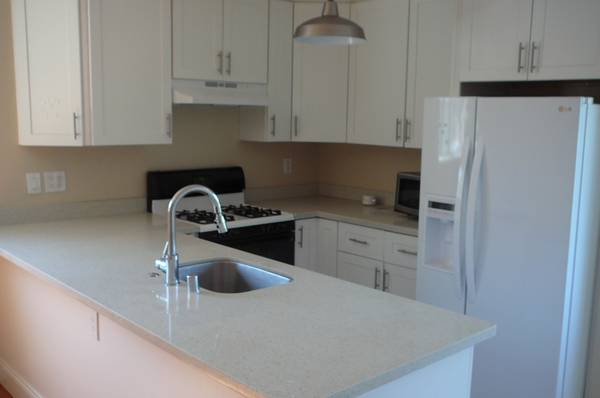 3BR/2BA Single Family House · Redwood City photo 2