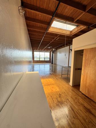 0BR/1BA Loft · Oakland photo 5