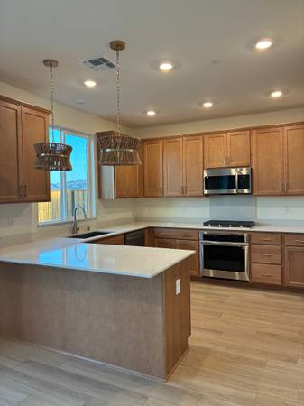 4BR/3BA Single Family House · Hollister photo 4