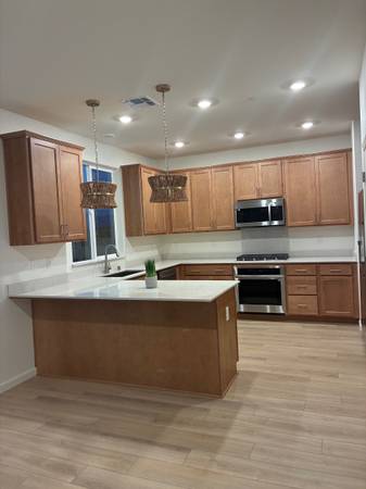 4BR/3BA Single Family House · Hollister photo 3