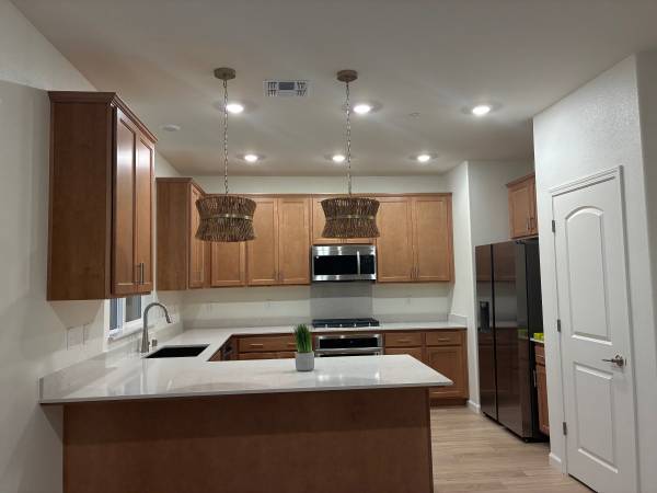 4BR/3BA Single Family House · Hollister photo 2