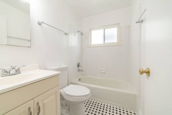 1BR/1BA Apartment on E 15th · Oakland photo 4