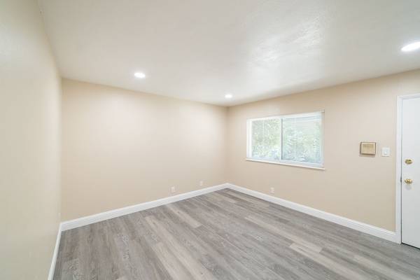 1BR/1BA Apartment on E 15th · Oakland photo 3