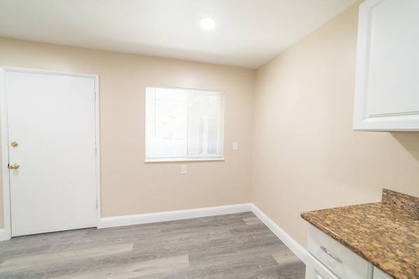 1BR/1BA Apartment on E 15th · Oakland photo 5