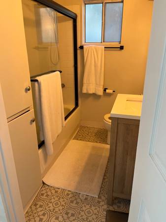 2BR/1BA Duplex · Oakland photo 2