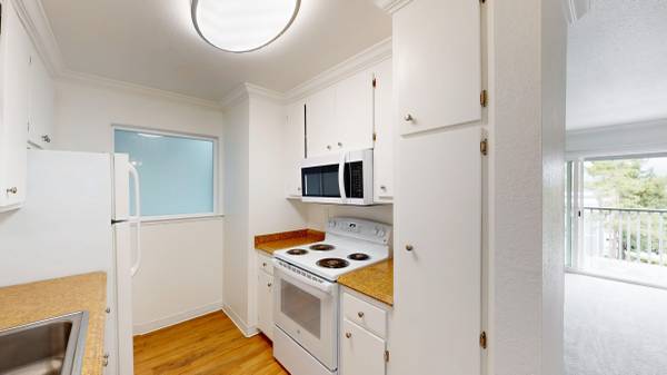 2BR/2BA Apartment on Alameda Del Prado - 325 · Novato photo 4