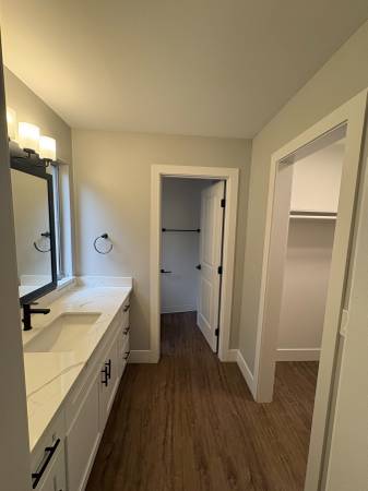 2BR/2BA Apartment · Larkspur photo 5