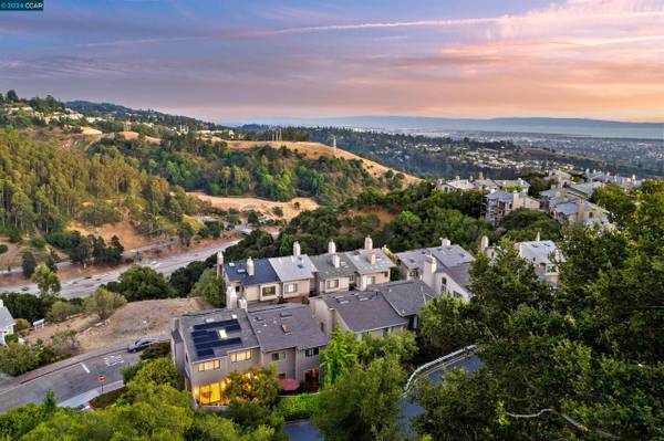3BR/3BA Townhouse · Oakland photo 3