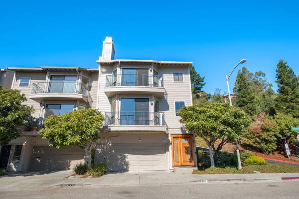 3BR/3BA Townhouse · Oakland photo 2