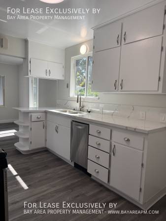 2BR/1BA Single Family House on Hampton Avenue · Redwood City photo 5