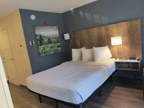1BR/1BA Apartment on East · Mountain View photo 2