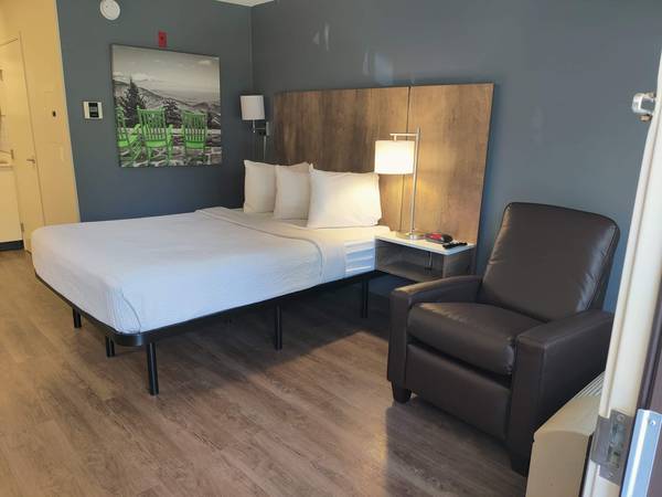 1BR/1BA Apartment on East · Mountain View photo 3
