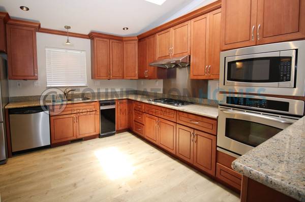 4BR/4BA Townhouse on Live Oak · Fairfax photo 2