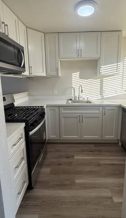 2BR/1BA Single Family House on Sonoma Highway · Santa Rosa photo 4