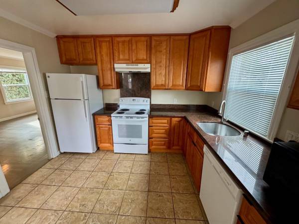 3BR/2BA Single Family House on Waltermire St · Belmont photo 4
