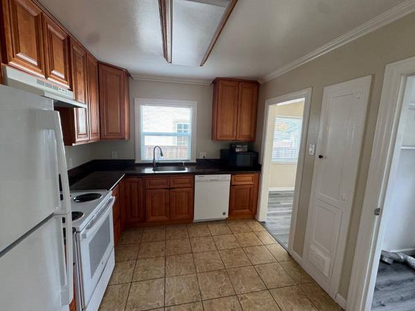 3BR/2BA Single Family House on Waltermire St · Belmont photo 5
