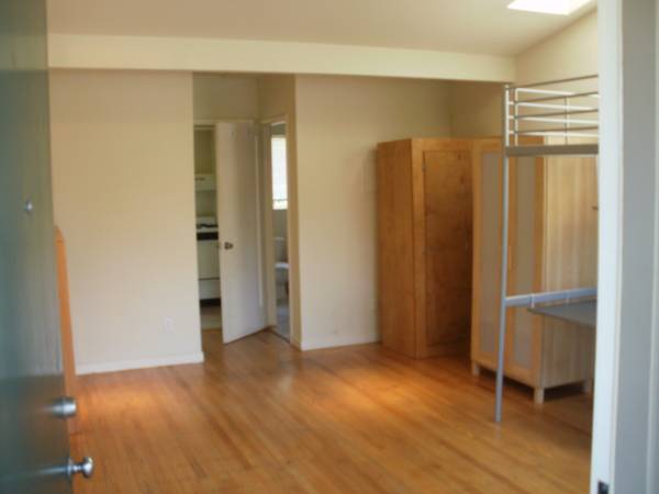0BR/1BA Townhouse · Berkeley photo 4