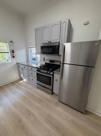 2BR/1BA Duplex · Oakland photo 3